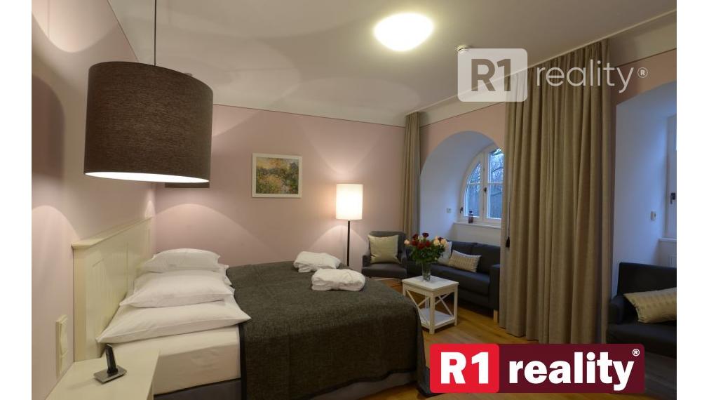 PREDANÉ Historický objekt - zámok /hotel-wellness-restaurant-health ambulance/