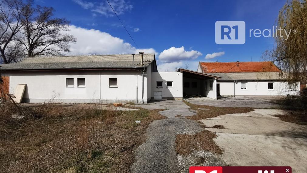 Areál pre výrobu, skladovanie.. /pozemok 2524 m2 m2, všetky IS/ Moravany nad Váhom