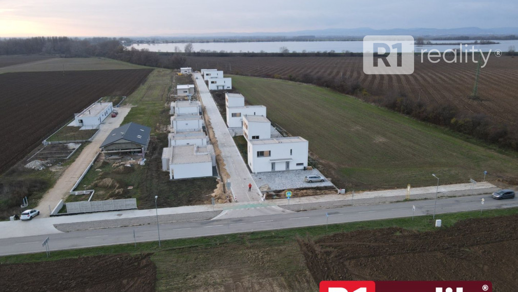 INVESTIČNÝ POZEMOK S VEĽKÝM POTENCIÁLOM / 6343 m2 / Nové Sokolovce