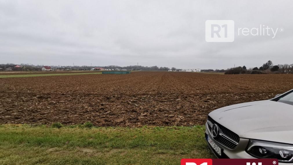 INVESTIČNÝ POZEMOK S VEĽKÝM POTENCIÁLOM / 6343 m2 / Nové Sokolovce