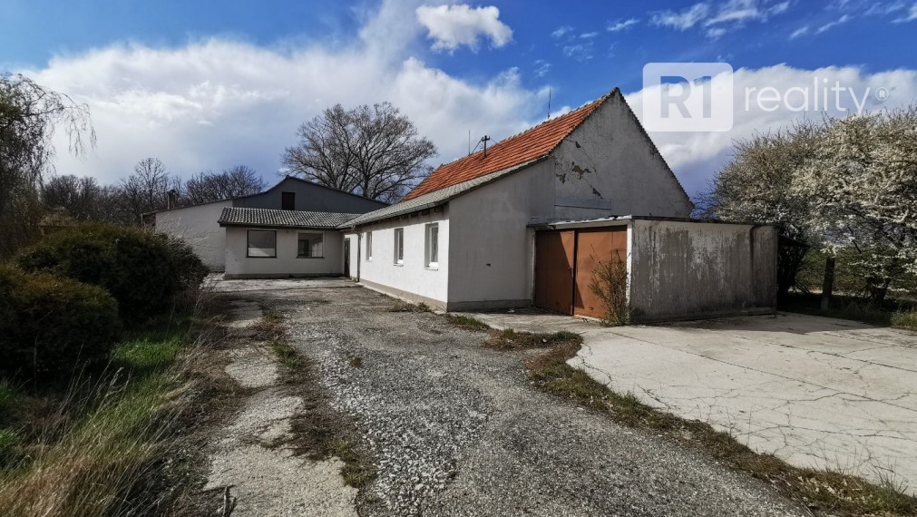 Prevádzkovo výrobný areál /pozemok 2524 m2 m2, všetky IS/ Moravany nad Váhom