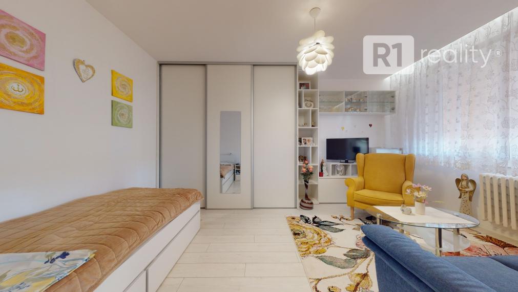 Nádherný 1 izbový byt 37 m2 po kompletnej rekonštrukcii, výťah, balkón, Piešťany-JUH