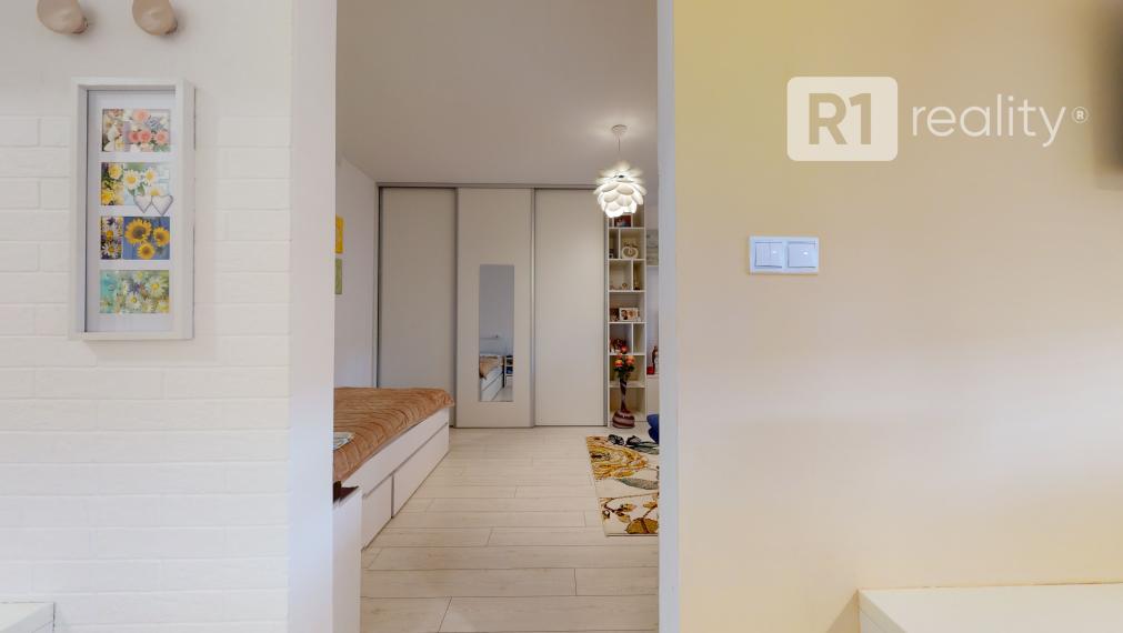Nádherný 1 izbový byt 37 m2 po kompletnej rekonštrukcii, výťah, balkón, Piešťany-JUH