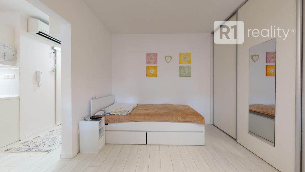 Nádherný 1 izbový byt 37 m2 po kompletnej rekonštrukcii, výťah, balkón, Piešťany-JUH