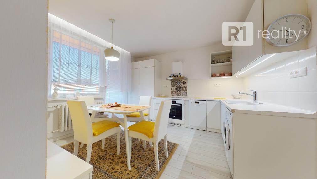 Nádherný 1 izbový byt 37 m2 po kompletnej rekonštrukcii, výťah, balkón, Piešťany-JUH