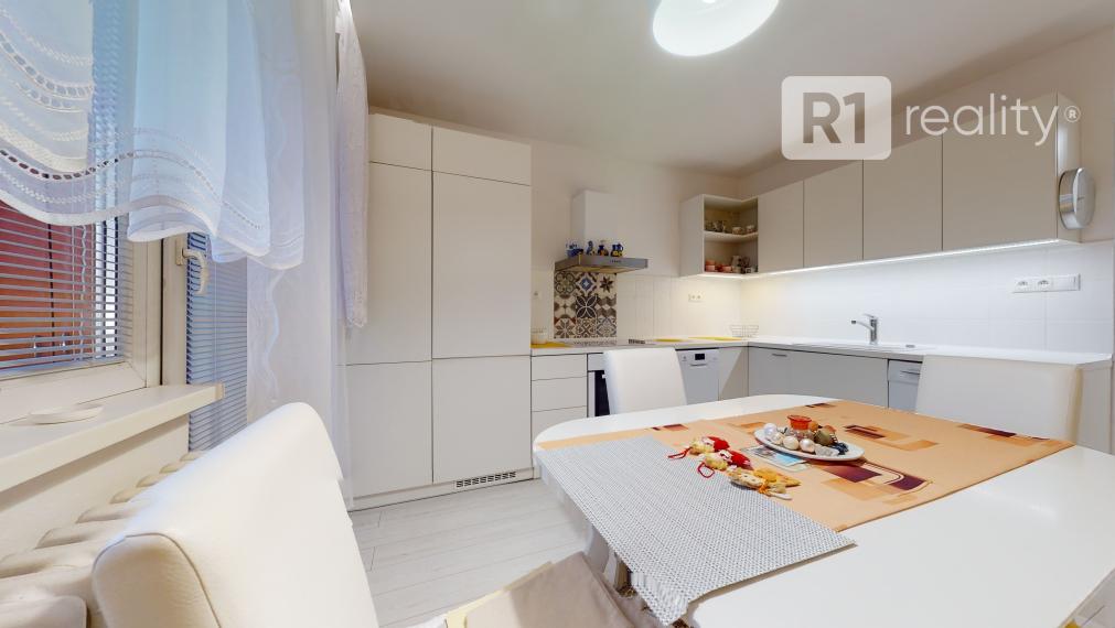 Nádherný 1 izbový byt 37 m2 po kompletnej rekonštrukcii, výťah, balkón, Piešťany-JUH