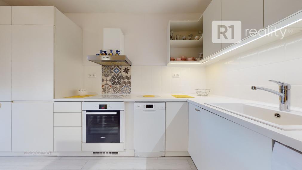 Nádherný 1 izbový byt 37 m2 po kompletnej rekonštrukcii, výťah, balkón, Piešťany-JUH