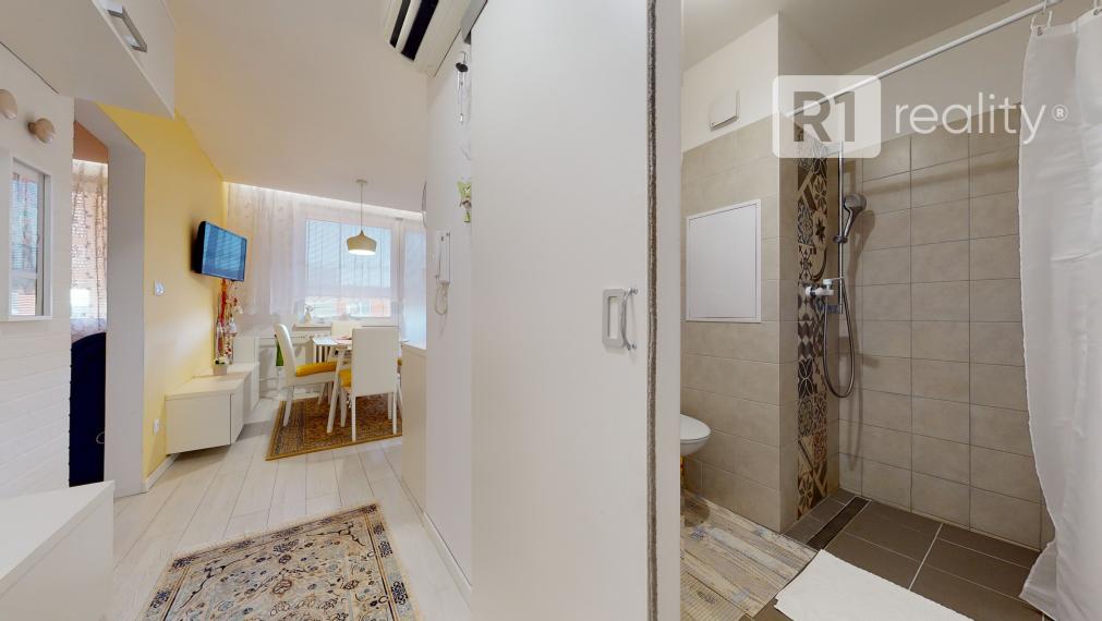 Nádherný 1 izbový byt 37 m2 po kompletnej rekonštrukcii, výťah, balkón, Piešťany-JUH