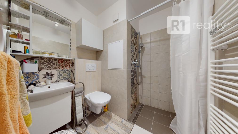 Nádherný 1 izbový byt 37 m2 po kompletnej rekonštrukcii, výťah, balkón, Piešťany-JUH
