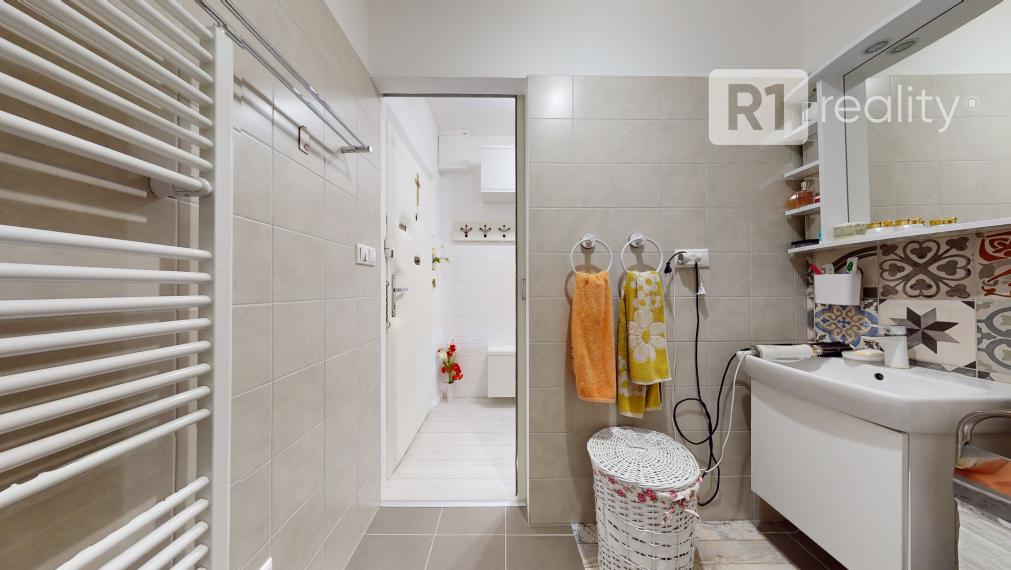 Nádherný 1 izbový byt 37 m2 po kompletnej rekonštrukcii, výťah, balkón, Piešťany-JUH