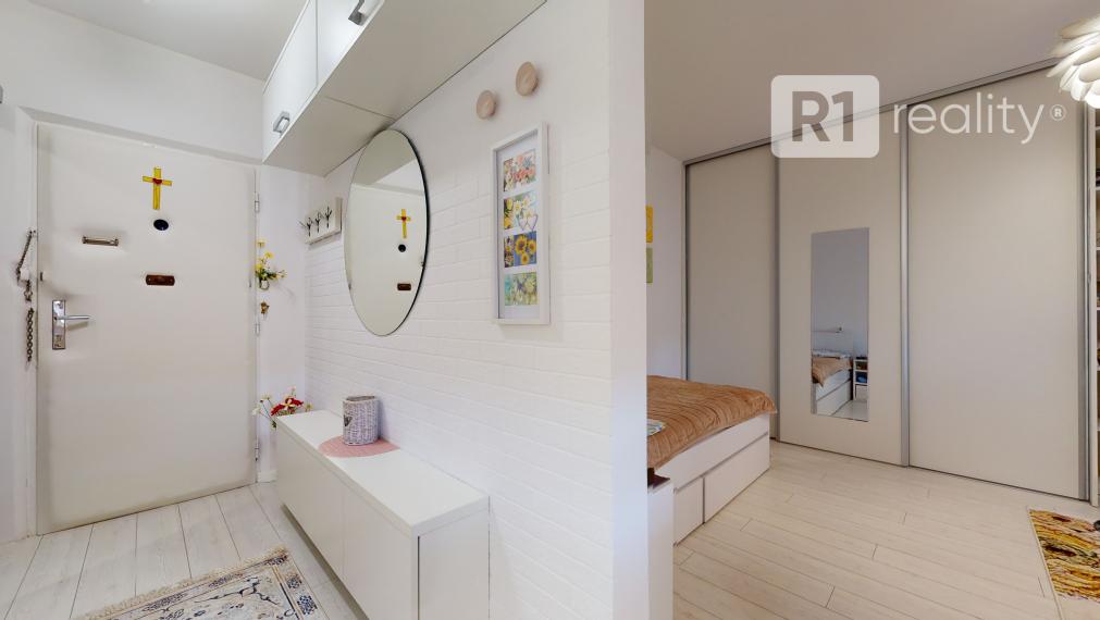 Nádherný 1 izbový byt 37 m2 po kompletnej rekonštrukcii, výťah, balkón, Piešťany-JUH