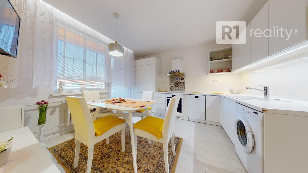 Nádherný 1 izbový byt 37 m2 po kompletnej rekonštrukcii, výťah, balkón, Piešťany-JUH