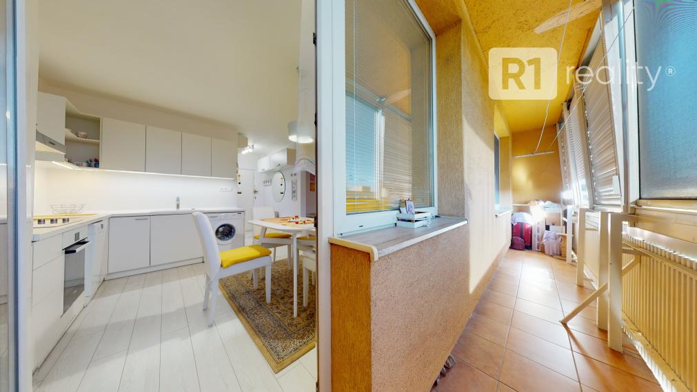 Nádherný 1 izbový byt 37 m2 po kompletnej rekonštrukcii, výťah, balkón, Piešťany-JUH