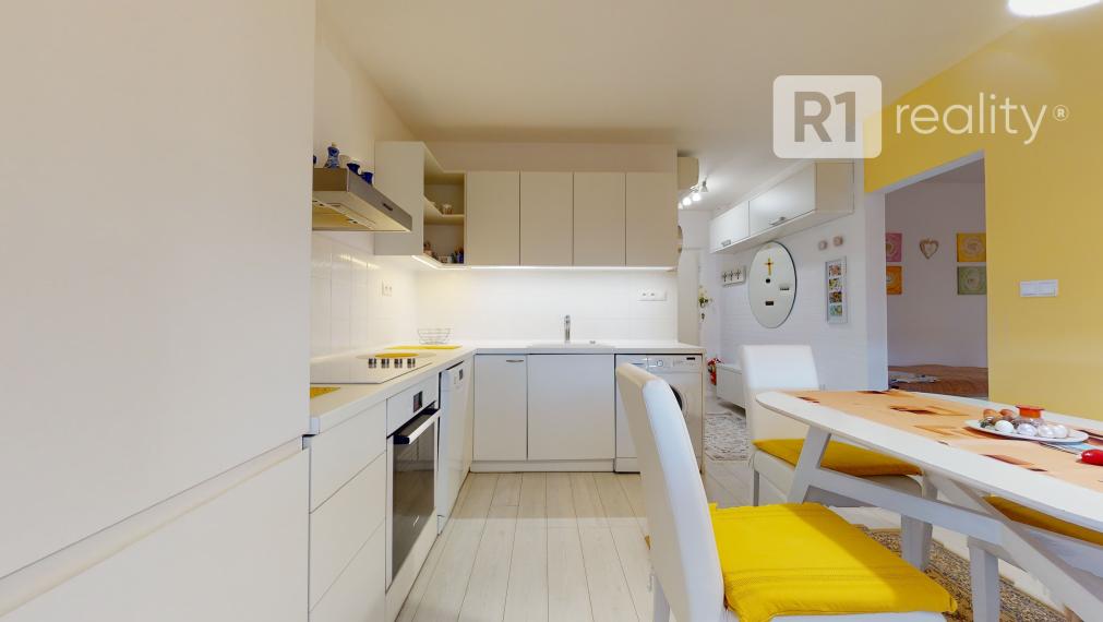 Nádherný 1 izbový byt 37 m2 po kompletnej rekonštrukcii, výťah, balkón, Piešťany-JUH