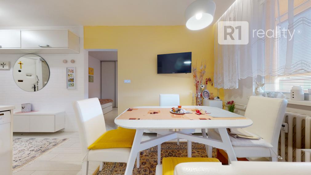 Nádherný 1 izbový byt 37 m2 po kompletnej rekonštrukcii, výťah, balkón, Piešťany-JUH