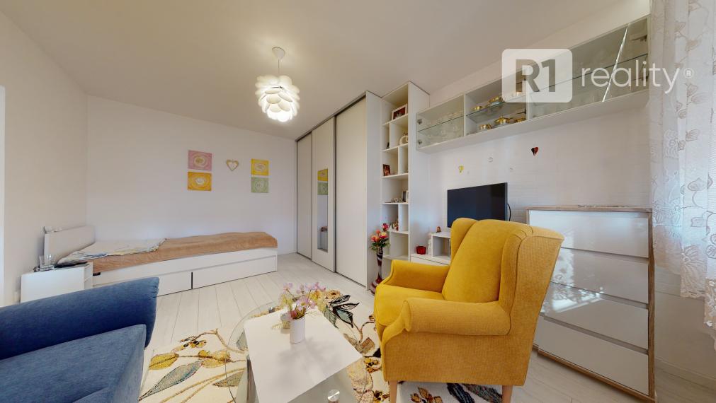 Nádherný 1 izbový byt 37 m2 po kompletnej rekonštrukcii, výťah, balkón, Piešťany-JUH