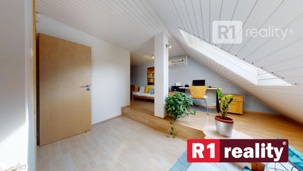 Prenájom 4 izb. rodinného domu /120 m2, záhrada 400 m2/ Banka pri Piešťanoch
