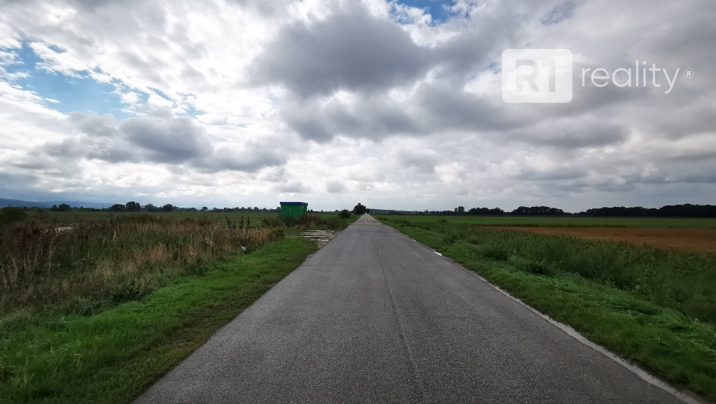 Pozemok pre výstavbu areálu výroby-skladovania / Drahovce časť Voderady