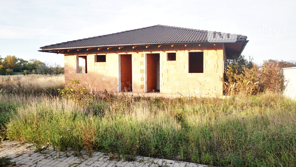 Pozemok 492 m2 + rozostavaný RD / Banka