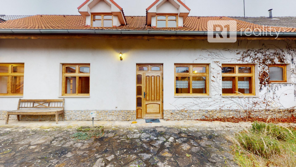 Jedinečný rodinný dom v malebnej obci pri Piešťanoch / Očkov