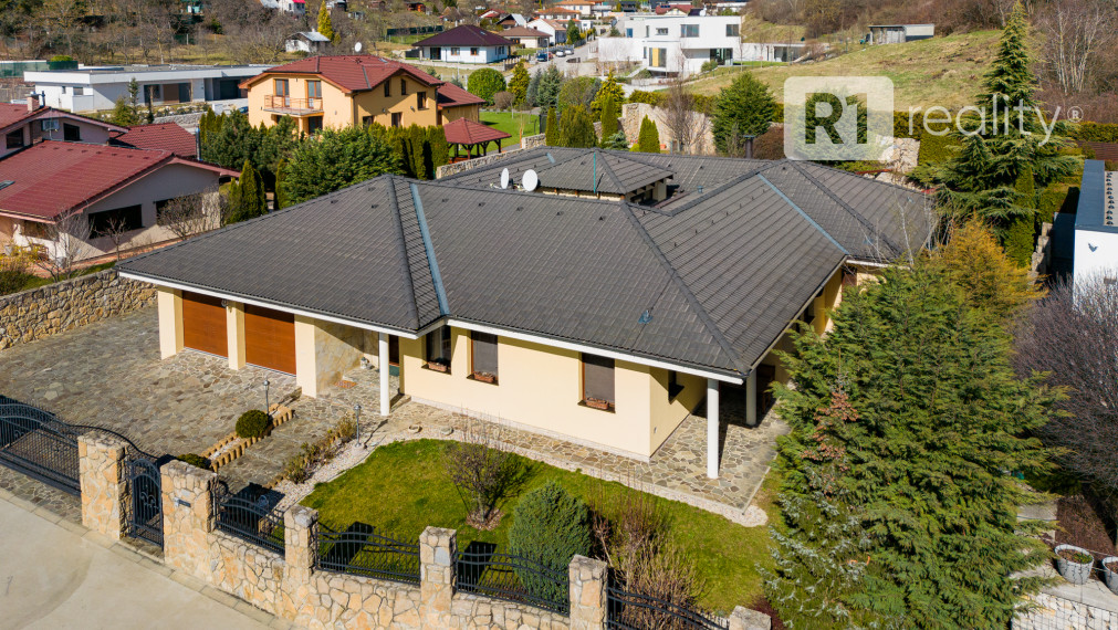 Nadštandardný 7 izbový rodinný dom typu bungalov vo vilovej štvrti / Nové mesto nad Váhom