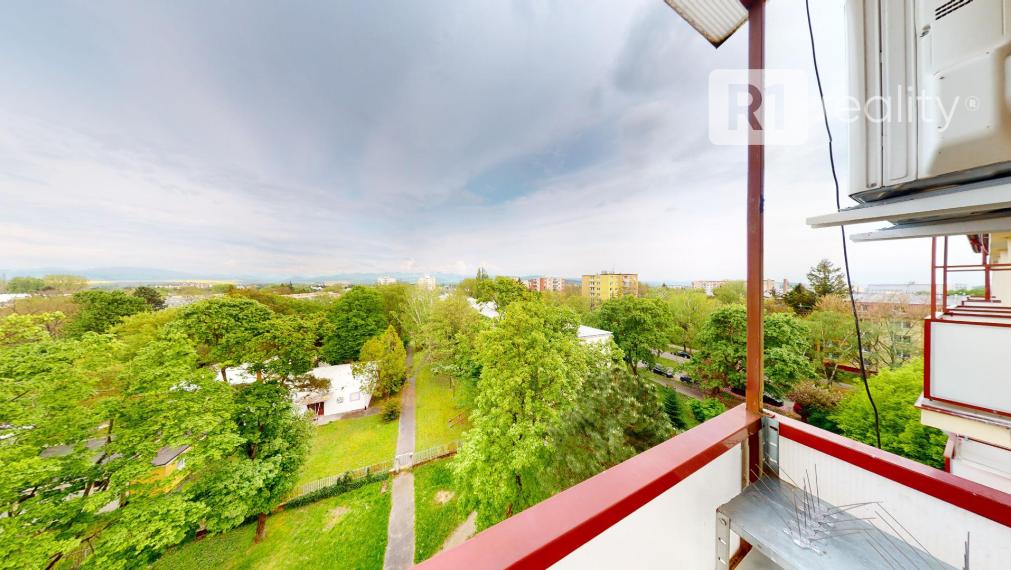 3 izbový byt 70 m2 po čiastočnej rekonštrukcii, výťah, 3x balkón, Piešťany-Prednádražie