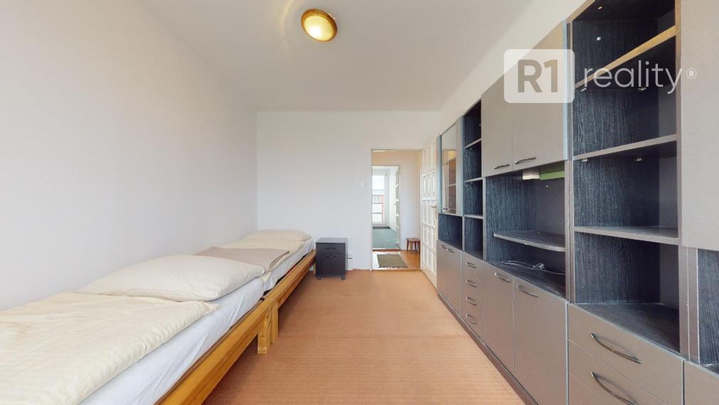 3 izbový byt 70 m2 po čiastočnej rekonštrukcii, výťah, 3x balkón, Piešťany-Prednádražie