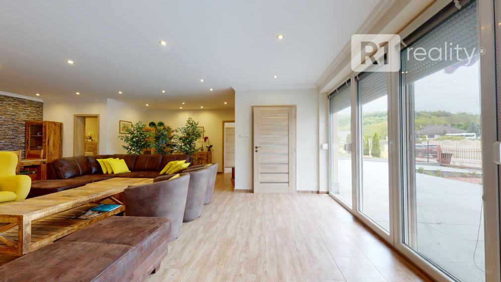 Veľký 6 izb. rodinný dom " SUN 77 " / Sokolovce