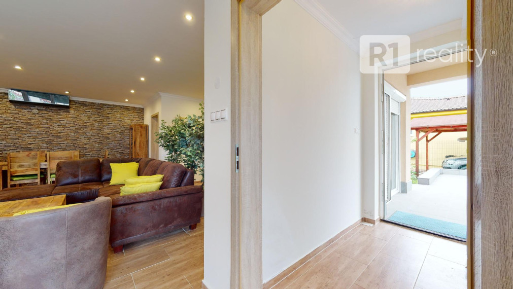 Veľký 6 izb. rodinný dom " SUN 77 " / Sokolovce