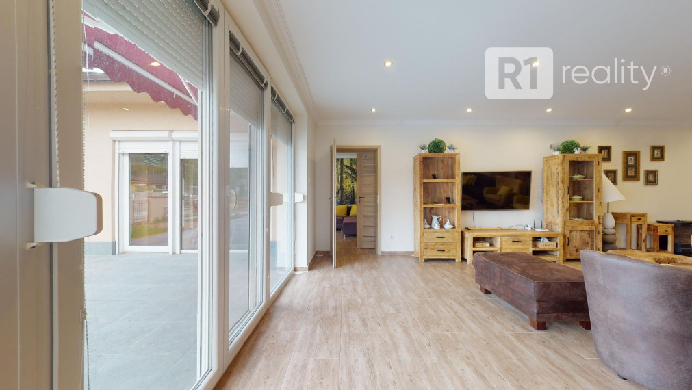 Veľký 6 izb. rodinný dom " SUN 77 " / Sokolovce