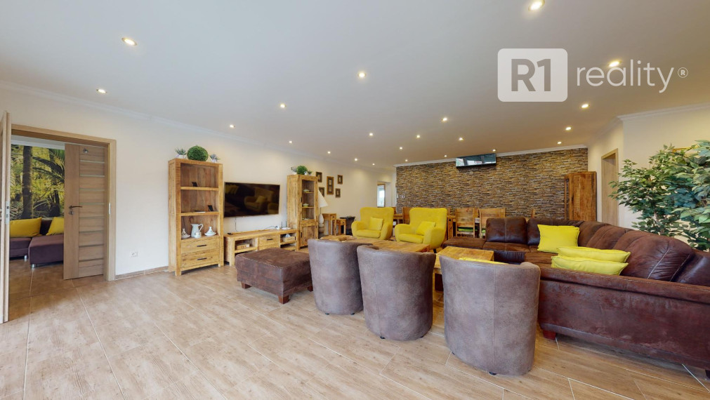 Veľký 6 izb. rodinný dom " SUN 77 " / Sokolovce