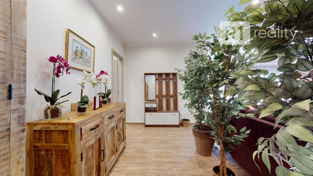 Veľký 6 izb. rodinný dom " SUN 77 " / Sokolovce