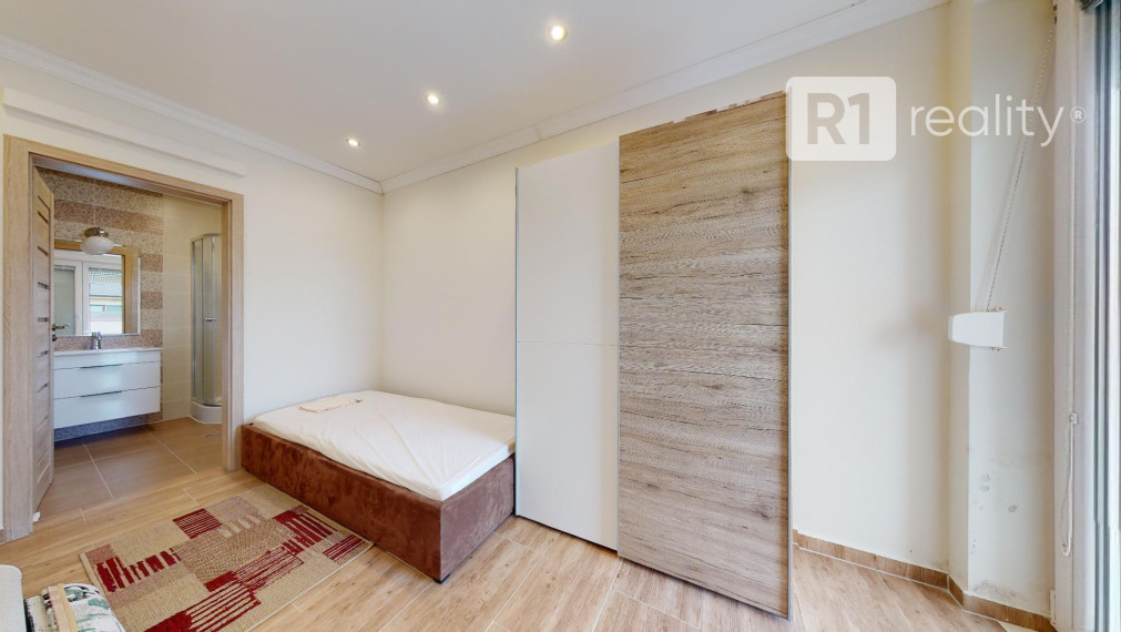 Veľký 6 izb. rodinný dom " SUN 77 " / Sokolovce