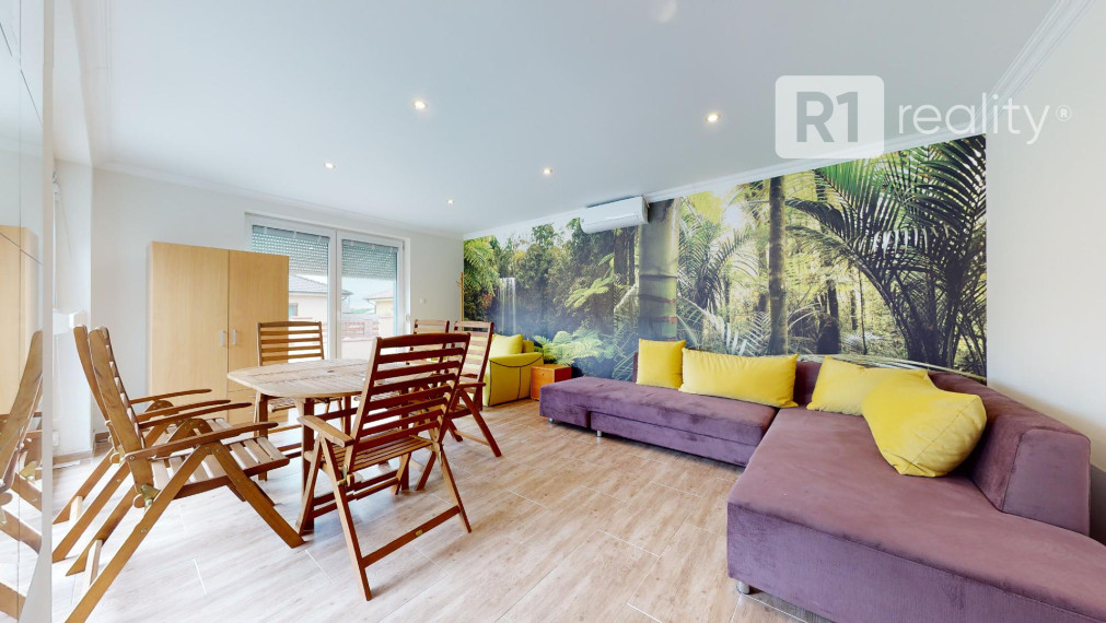 Veľký 6 izb. rodinný dom " SUN 77 " / Sokolovce