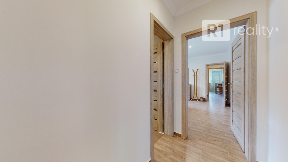 Veľký 6 izb. rodinný dom " SUN 77 " / Sokolovce