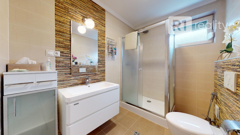 Veľký 6 izb. rodinný dom " SUN 77 " / Sokolovce