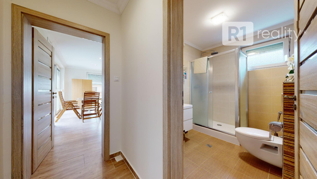 Veľký 6 izb. rodinný dom " SUN 77 " / Sokolovce