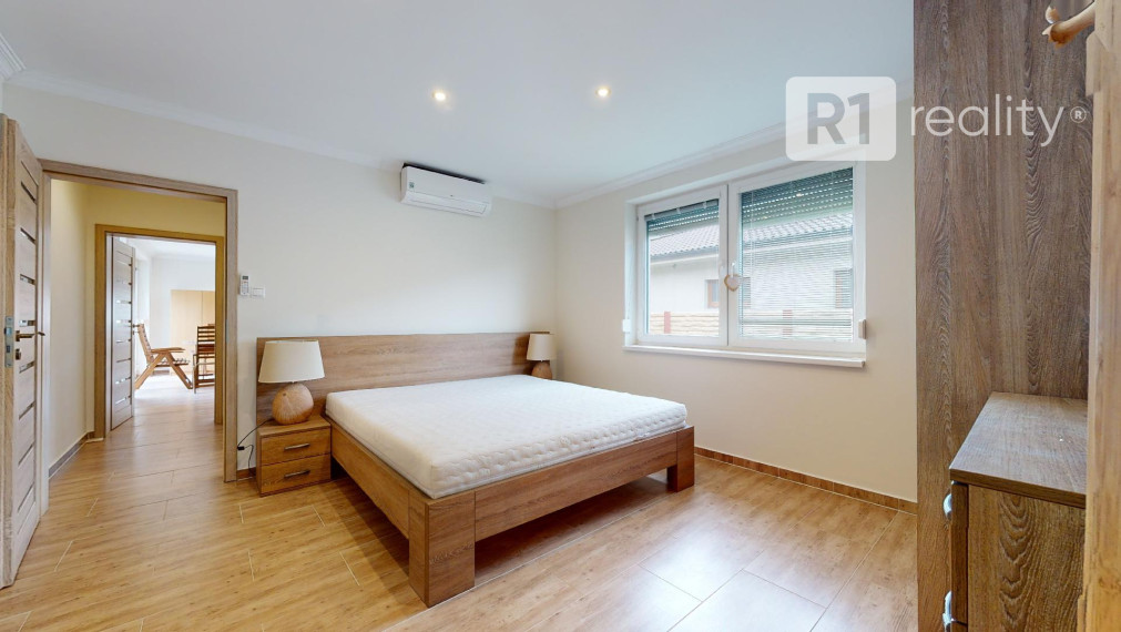 Veľký 6 izb. rodinný dom " SUN 77 " / Sokolovce