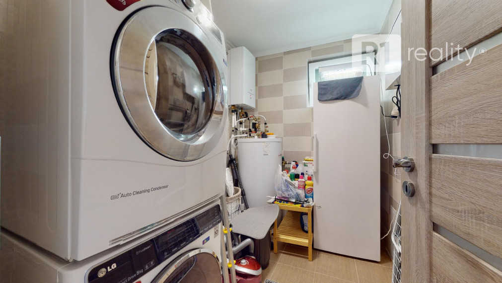 Veľký 6 izb. rodinný dom " SUN 77 " / Sokolovce