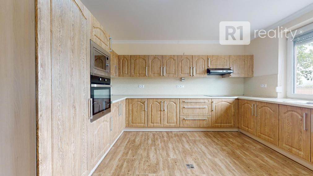 Veľký 6 izb. rodinný dom " SUN 77 " / Sokolovce