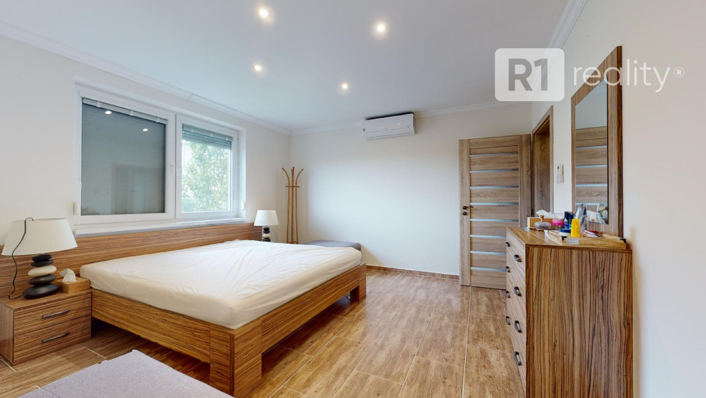 Veľký 6 izb. rodinný dom " SUN 77 " / Sokolovce