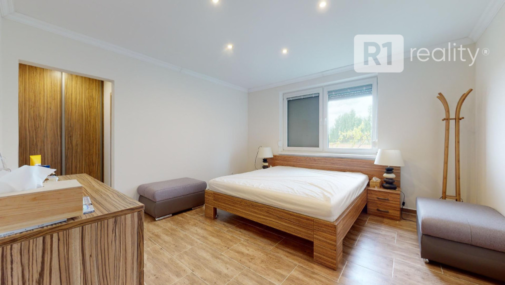 Veľký 6 izb. rodinný dom " SUN 77 " / Sokolovce