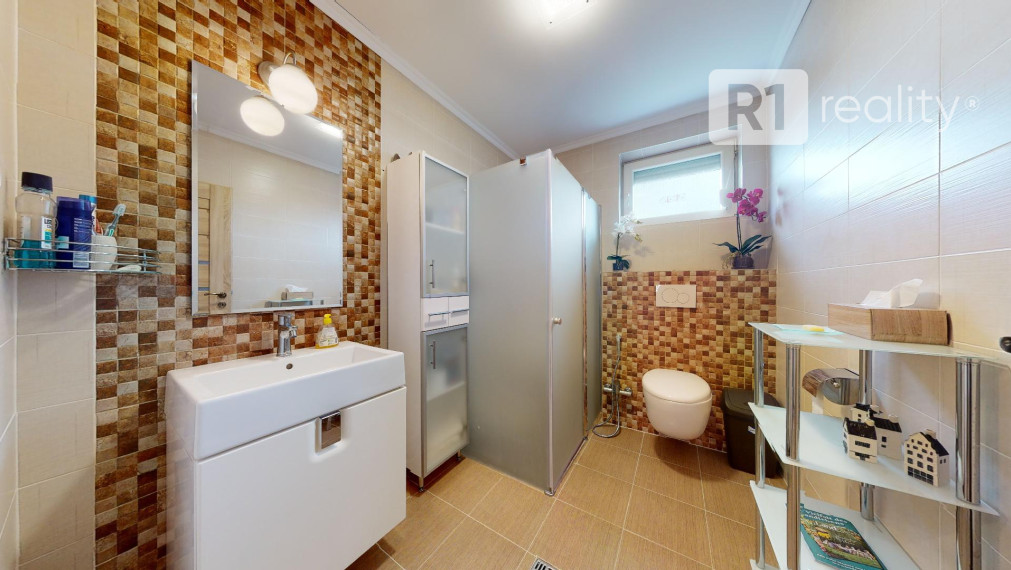 Veľký 6 izb. rodinný dom " SUN 77 " / Sokolovce