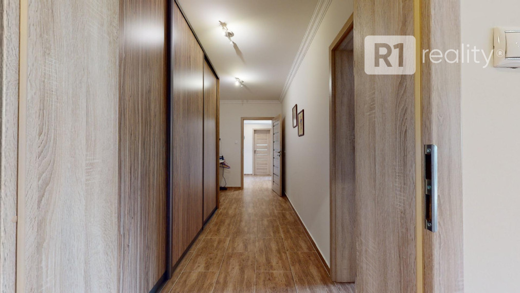 Veľký 6 izb. rodinný dom " SUN 77 " / Sokolovce