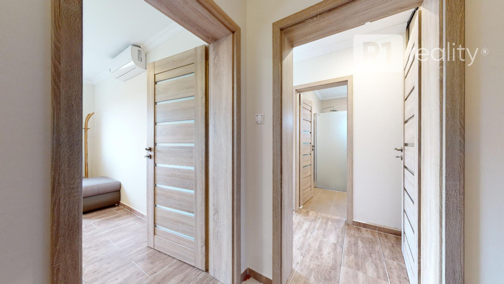 Veľký 6 izb. rodinný dom " SUN 77 " / Sokolovce