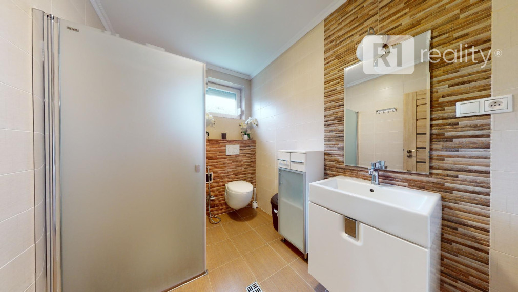 Veľký 6 izb. rodinný dom " SUN 77 " / Sokolovce