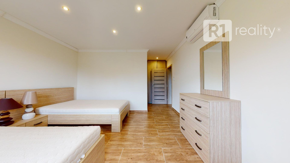 Veľký 6 izb. rodinný dom " SUN 77 " / Sokolovce