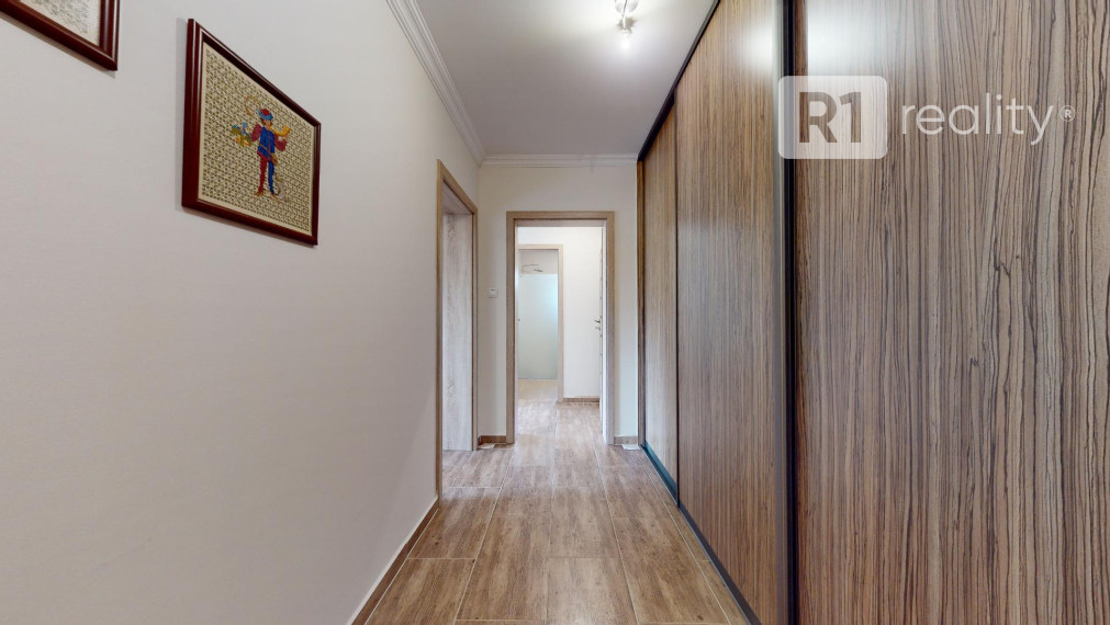 Veľký 6 izb. rodinný dom " SUN 77 " / Sokolovce