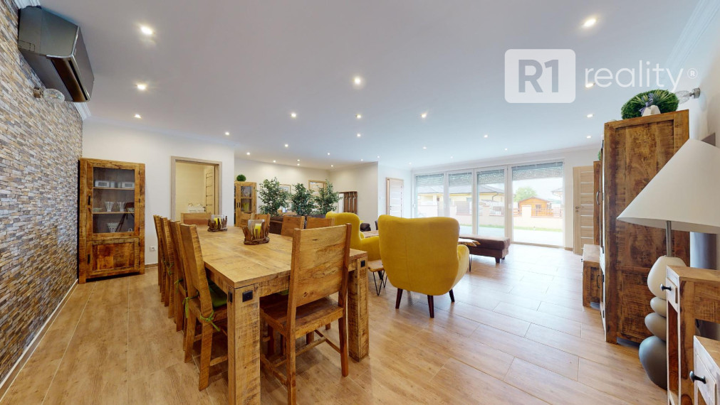 Veľký 6 izb. rodinný dom " SUN 77 " / Sokolovce