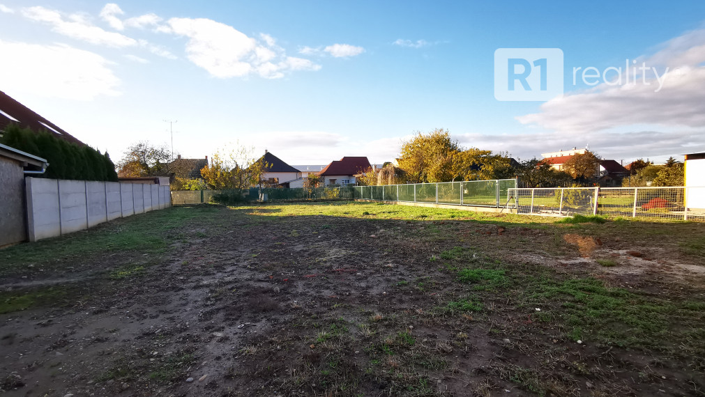 Pekný stavebný pozemok 875 m2 s RD / Trebatice